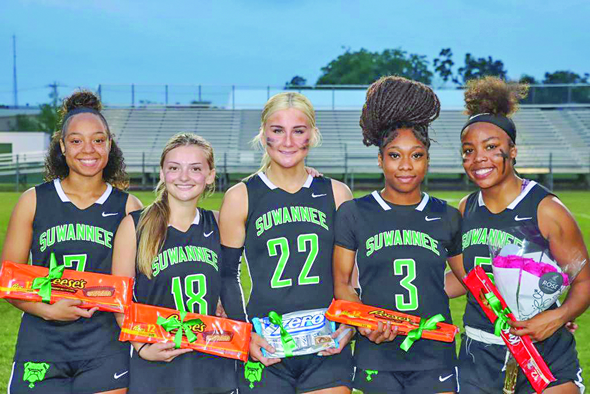 Bulldogs flag football team celebrates seniors - Riverbend News